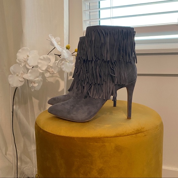 Beautiful Gray Real Suede Leather Fringe Bootie Heels Size 9 - Picture 2 of 11